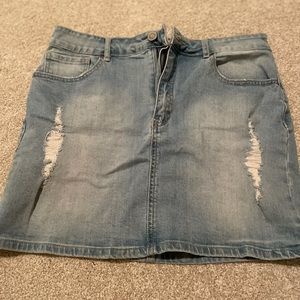 Distressed jean skirt. Forever 21